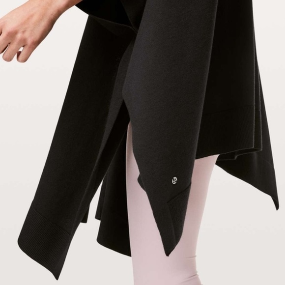 NWT lululemon Free To Coast Wrap in Black - Picture 3 of 9